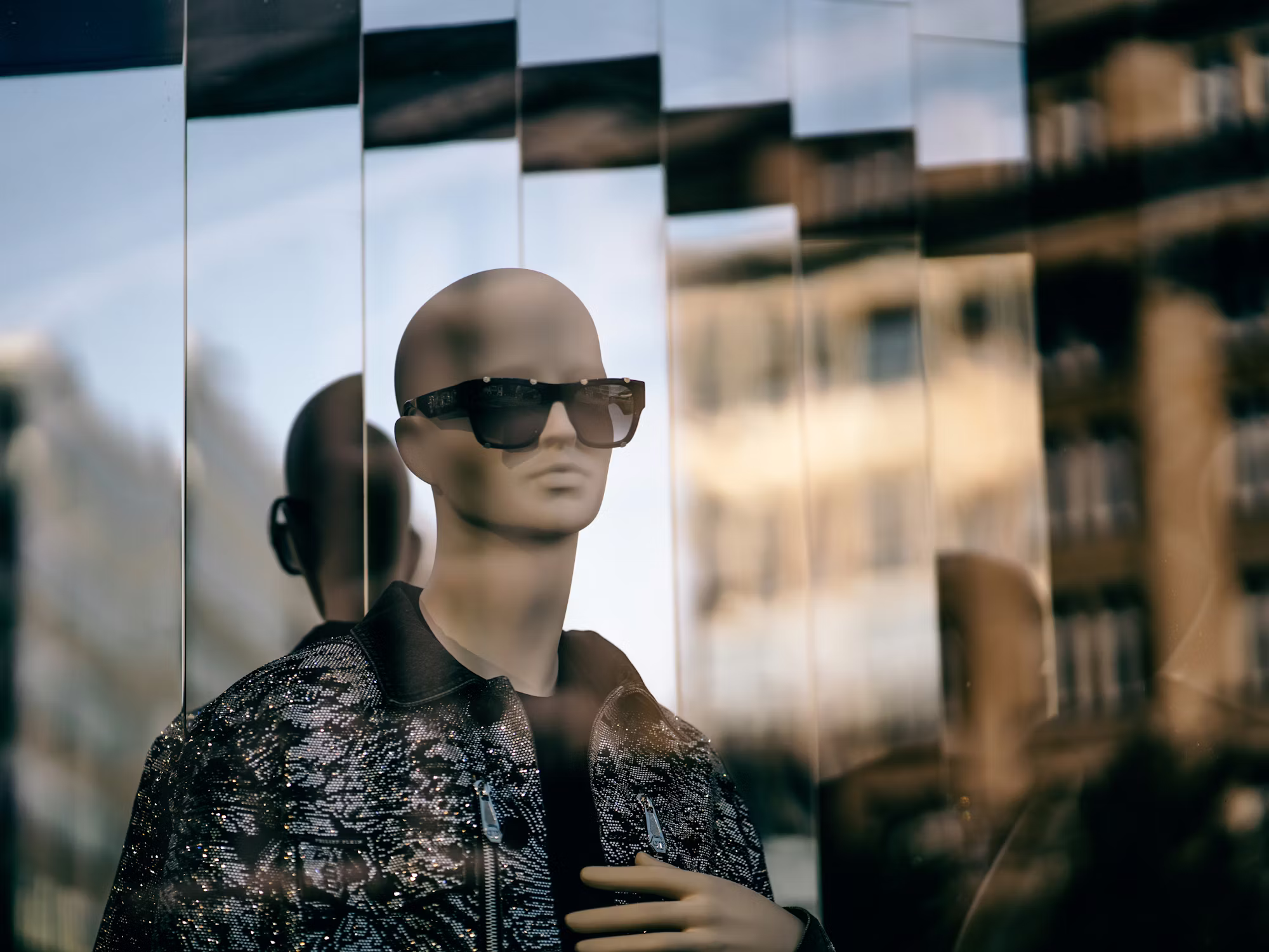 Choosing the Perfect Sunglasses: A Comprehensive Style Guide